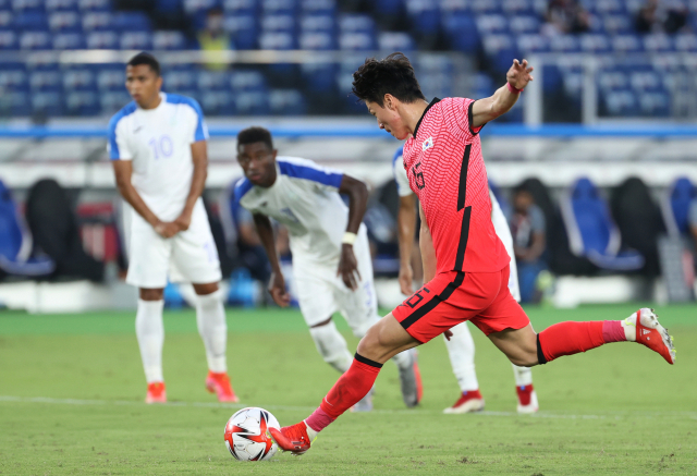 28일 요코하마 국제경기장에서 열린 도쿄올림픽 남자축구 조별리그 B조 3차전 대한민국 대 온두라스의 경기. 한국 황의조가 해트트릭이자 팀 네 번째 골에 성공하고 있다. 연합뉴스