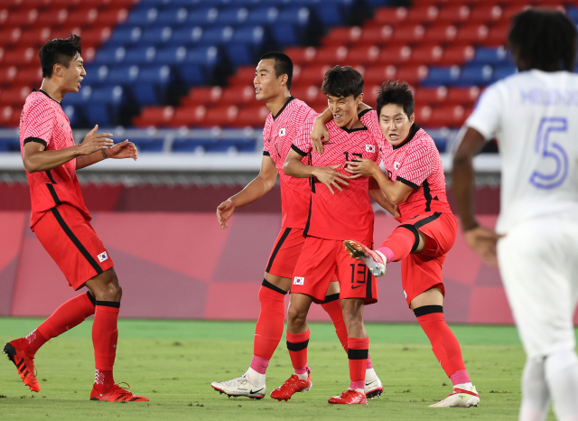 28일 요코하마 국제경기장에서 열린 도쿄올림픽 남자축구 조별리그 B조 3차전 대한민국 대 온두라스의 경기 후반전. 김진야가 팀의 다섯 번째 골을 넣은 뒤 동료들과 환호하고 있다. 연합뉴스