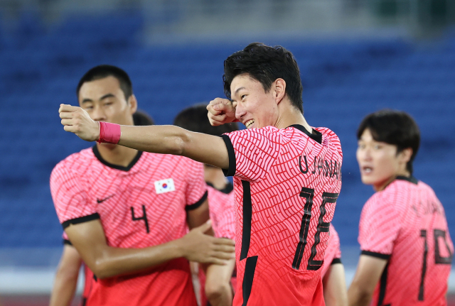28일 요코하마 국제경기장에서 열린 도쿄올림픽 남자축구 조별리그 B조 3차전 대한민국 대 온두라스의 경기. . 한국 황의조가 자신의 세번째 골을 성공시킨 뒤 양궁 세리머니를 하고 있다. 연합뉴스