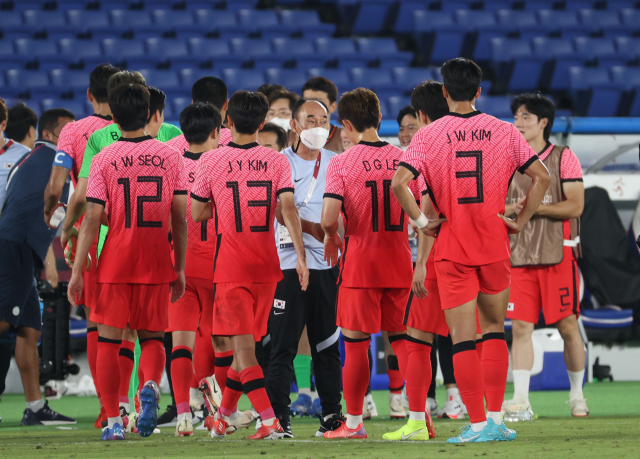 28일 요코하마 국제경기장에서 열린 도쿄올림픽 남자축구 조별리그 B조 3차전 대한민국 대 온두라스의 경기가 끝난 뒤 김학범 감독이 선수들을 격려하고 있다. 한국 6-0 승. 연합뉴스