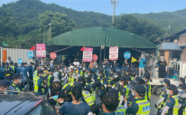 29일 사드 기지 차량 진입 저지 시위대와 해산에 나선 경찰이 어지럽게 뒤엉켜 있다. 독자 제공