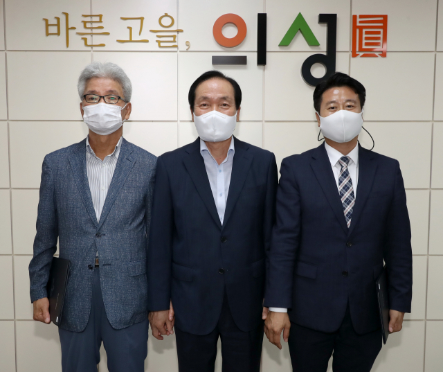 김주수(가운데) 경북 의성군수가 바이오산업 분야의 기업·투자 유치를 위해 민간 전문위원을 위촉하고 기념 사진을 촬영하고 있다. 의성군 제공