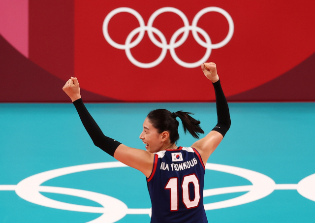 25일 도쿄 아리아케 경기장에서 열린 도쿄올림픽 여자 배구 한국과 브라질의 경기. 한국 김연경이 득점한 후 기뻐하고 있다. 연합뉴스