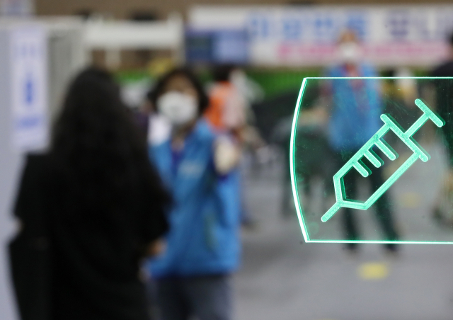 29일 서울 동작구 예방접종센터가 설치된 사당종합체육관의 접종실에 주사기 모양의 조명이 들어와 있다. 국내 신종 코로나바이러스 감염증 백신 1차 접종자는 전날 47만7천853명 늘어, 국내 누적 1차 접종자는 총 1천838만2천137명을 기록했다. 전체 인구(작년 12월 기준 5천134만9천116명)의 35.8%에 해당한다. 연합뉴스