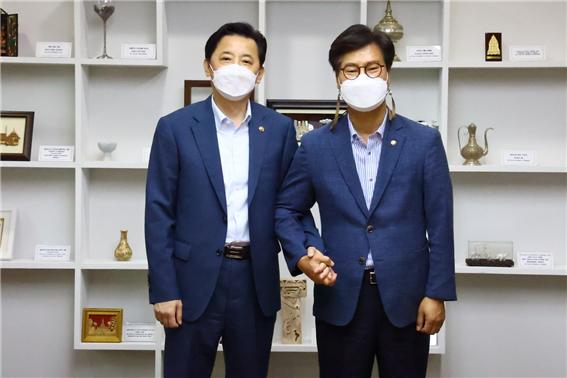 김영식 국민의힘 국회의원 28일 오후 서울시 중구 국토발전전시관에서 황성규 국토교통부 제2차관(왼쪽)을 만났다. / 사진제공 김영식 의원실
