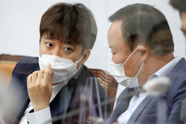 국민의힘 이준석 대표와 김재원 최고위원이 29일 오전 서울 여의도 국회에서 열린 최고위원회의에서 대화하고 있다. 연합뉴스