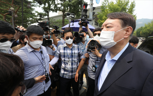 윤석열 대선 예비후보가 29일 오전 서울 종로구 청와대 앞 분수대 광장에서 드루킹 댓글 조작 사건과 관련해 문재인 대통령의 사과를 촉구하며 1인 시위를 하고 있는 국민의힘 정진석 의원 격려 방문을 마치고 취재진 질문에 답하고 있다. 연합뉴스