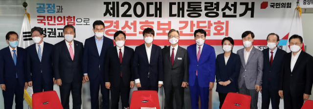 국민의 힘 이준석 대표가 29일 오후 서울 여의도 중앙당사에서 열린 국민의힘 대선 경선후보 간담회에서 경선 후보들과 기념사진을 찍고 있다. 사진 왼쪽부터 홍준표, 유승민, 박진, 김태호, 원희룡 후보, 이 대표, 최재형, 안상수, 윤희숙, 하태경, 장기표, 황교안 후보. 연합뉴스
