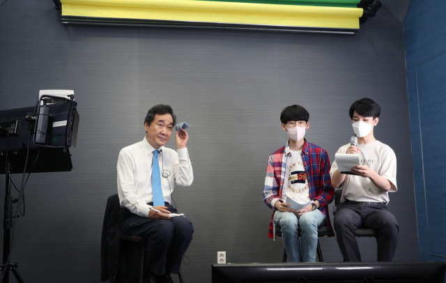 더불어민주당 대선 경선후보인 이낙연 전 대표가 29일 서울 관악구 서울대 중앙도서관 관정관 미디어플렉스 스튜디오에서 서울대 사회과학대학 학생회 주최로 열린 청년 토크 콘서트에 참석, 학생들의 질문에 답변하고 있다. 연합뉴스