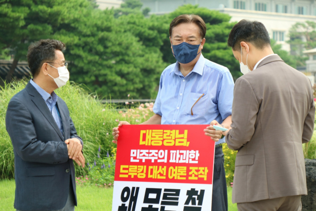 이철희 청와대 정무수석(왼쪽)이 29일 오전 서울 종로구 청와대 사랑채 앞에서 