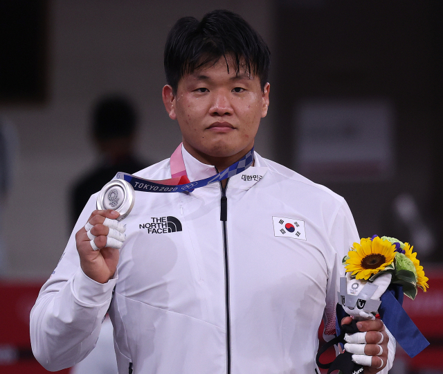 29일 일본 도쿄 무도관에서 도쿄올림픽 유도 남자 -100kg급에서 은메달을 차지한 조구함이 은메달을 들어보이고 있다. 연합뉴스