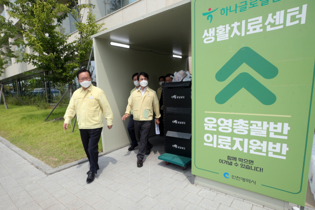 김부겸 국무총리가 29일 인천아시아드주경기장의 코로나19 대응 하나글로벌 생활치료센터를 방문해 센터를 둘러본 뒤 이동하고 있다. 연합뉴스