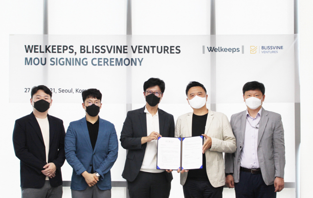 박종한 웰킵스 대표(오른쪽 두번째)와 형경진 블리스바인 대표(오른쪽 세번째)가 지난 28일 서울 송파구 웰킵스 본사에서 