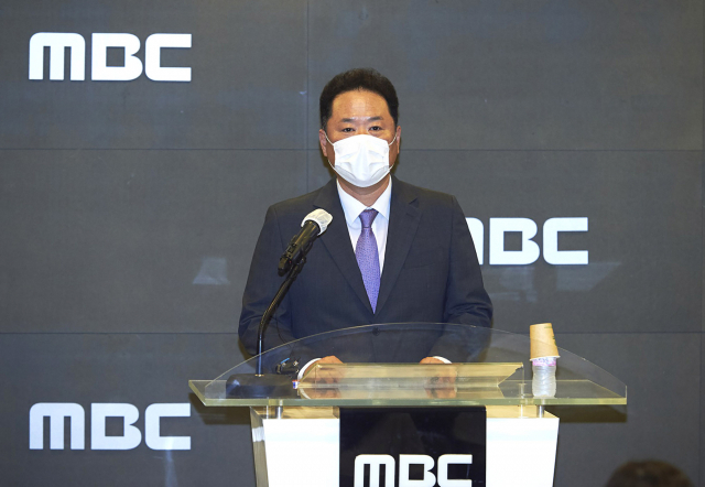 박성제 MBC 사장이 26일 오후 서울 마포구 상암동 MBC에서 열린 기자회견에서 개회식과 남자 축구 중계 등에서 벌어진 그래픽과 자막 사고 등에 대해 대국민 사과를 하고 있다. 연합뉴스