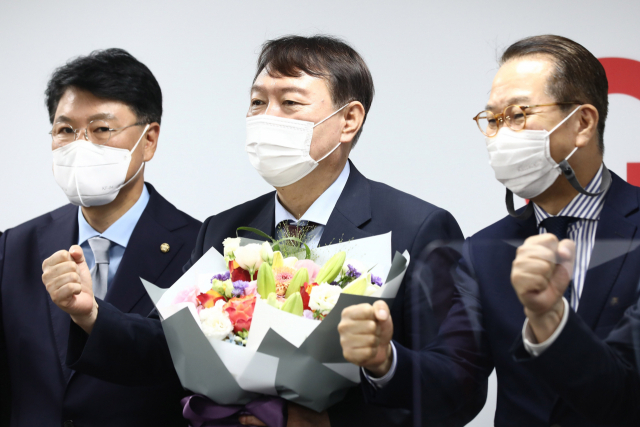 윤석열 대선 예비후보가 30일 오후 서울 여의도 국민의힘 당사에서 입당원서를 제출한 뒤 권영세 대외협력위원장, 의원들과 기념촬영을 하고 있다. 연합뉴스
