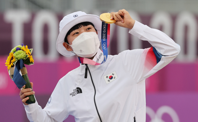 올림픽 금메달 3관왕에 오른 안산이 30일 일본 유메노시마 공원 양궁장에서 열린 도쿄올림픽 양궁 여자 개인전 시상식에서 금메달을 보여주며 기뻐하고 있다. 연합뉴스