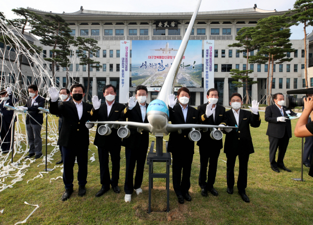 30일 오후 안동 경북도청 광장에서 열린 대구경북통합신공항 성공 기원 시·도민 다짐대회에서 이철우 경상북도지사, 권영진 대구시장, 고우현 경상북도의회 의장, 장상수 대구시의회 의장 등 내빈들이 신공항 성공 건설을 결의하는 모형 비행기 퍼포먼스를 하고 있다. 김영진 기자 kyjmaeil@imaeil.com