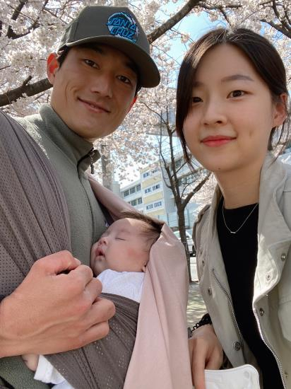 지난 14일 일본 도쿄에서 올림픽 첫 훈련을 마친 요트 대표팀 하지민(왼쪽)과 가족들. 연합뉴스