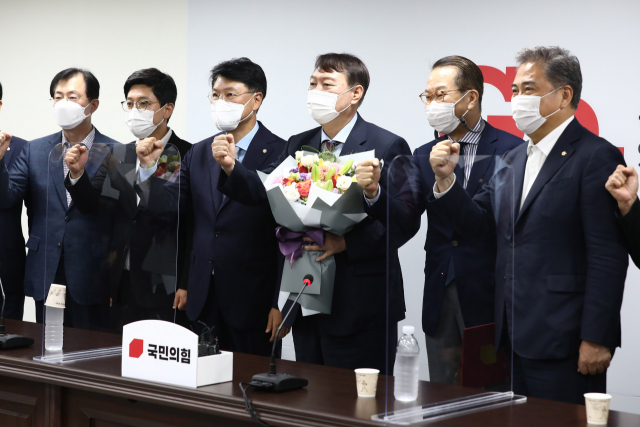 윤석열 대선 예비후보가 30일 오후 서울 여의도 국민의힘 당사에서 입당원서를 제출한 뒤 권영세 대외협력위원장, 의원들과 기념촬영을 하고 있다. 연합뉴스