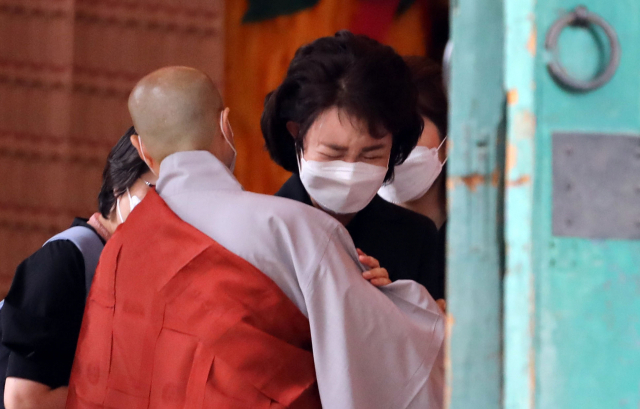 9일 고 박원순 전 서울시장 1주기 추모제가 열린 종로구 조계사에서 부인 강난희 씨가 한 스님과 인사하고 있다. 전날 박 전 시장의 유족은 1주기 추모제를 가족들끼리만 지내겠다고 밝혔다. 연합뉴스
