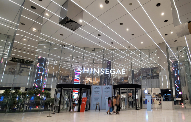 30일 부산 해운대구에 있는 신세계백화점 센텀시티점 출입구 모습. 이 백화점 내 한 명품 매장 직원들이 잇따라 신종 코로나바이러스 감염증(코로나19)에 확진되는 일이 벌어져 해당 매장이 임시 휴업에 들어갔다. 연합뉴스