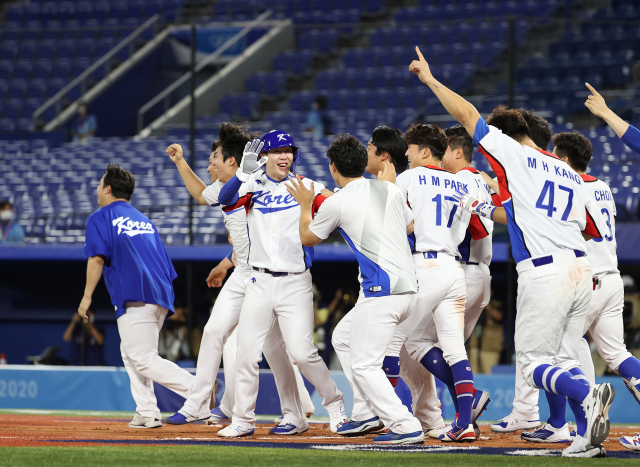 29일 일본 요코하마 스타디움에서 열린 도쿄올림픽 야구 B조 조별리그 1차전 한국과 이스라엘의 경기. 연장 10회말 승부치기 2사 만루 상황 양의지가 몸에 맞는 공으로 득점하며 승리를 거두자 한국 선수들이 환호하고 있다. 연합뉴스