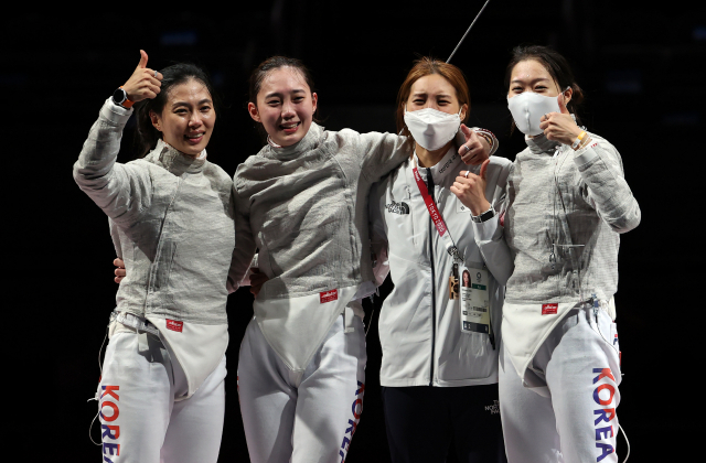 한국 여자 펜싱 샤브르 대표팀(김지연, 윤지수, 최수연, 서지연)이 31일 일본 마쿠하리메세홀에서 열린 도쿄올림픽 펜싱 여자 샤브르 단체 동메달 결정전 이탈리와 경기에서 승리한 뒤 기뻐하고 있다. 올림픽 여자 사브르 단체 종목에서 한국 대표팀이 메달을 딴 것은 이번이 처음이다. 연합뉴스
