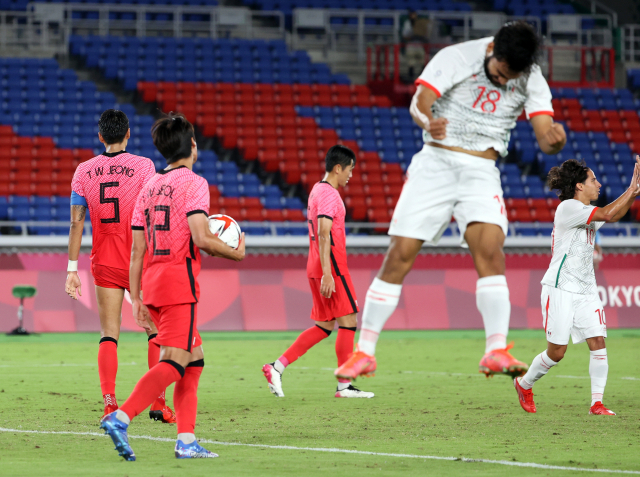 31일 요코하마 국제경기장에서 열린 도쿄올림픽 남자축구 8강전 대한민국과 멕시코의 경기. 후반전 아귀레에게 골을 허용한 한국 선수들이 아쉬워하고 있다. 연합뉴스
