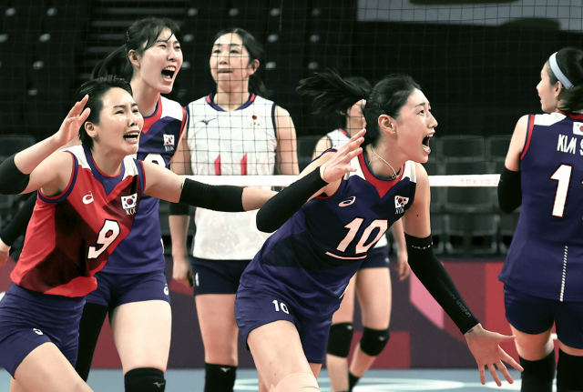31일 일본 아리아케 아레나에서 열린 도쿄올림픽 여자 배구 A조 조별리그 한국과 일본의 경기. 한국 김연경(10), 오지영(9) 등이 일본에 승리하며 8강에 진출한 뒤 환호하고 있다. 연합뉴스