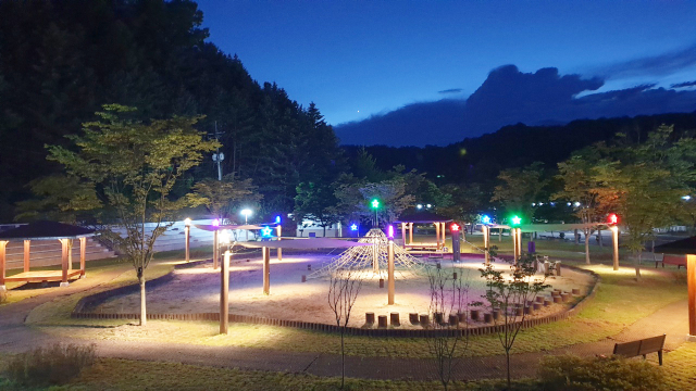 안동시는 안동시립민속박물관 마당 유아숲놀이터에 야간 경관조명을 설치해 안동지역 최고 가성비의 힐링공간으로 탈바꿈시켰다. 안동시 제공