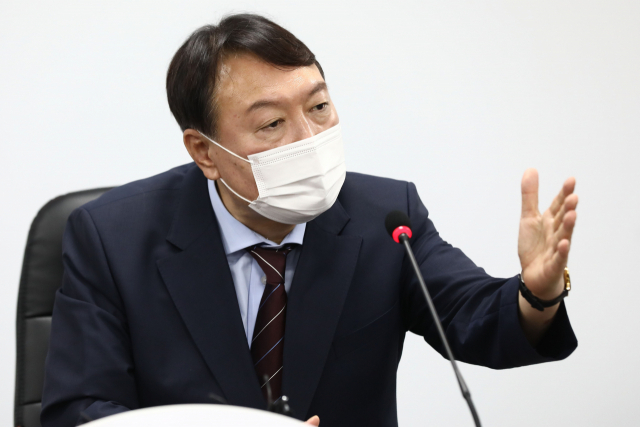 윤석열 대선 예비후보가 30일 오후 서울 여의도 국민의힘 당사에서 입당원서를 제출한 뒤 가진 기자회견에서 취재진들의 질문에 답하고 있다. 연합뉴스