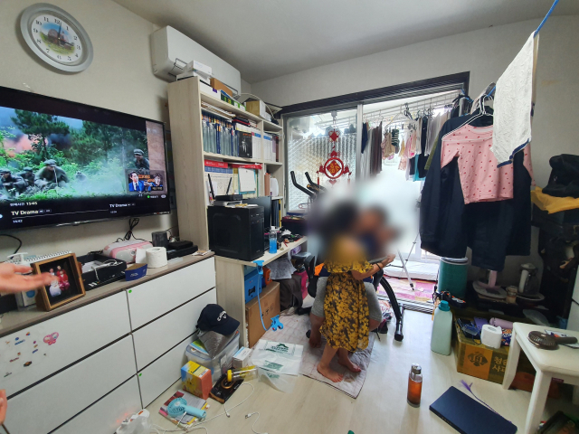 수성구 황금동의 한 주공아파트에 거주하는 강우네(가명 12). 좁은 거실에 빨래가 널려 있다. 배주현 기자