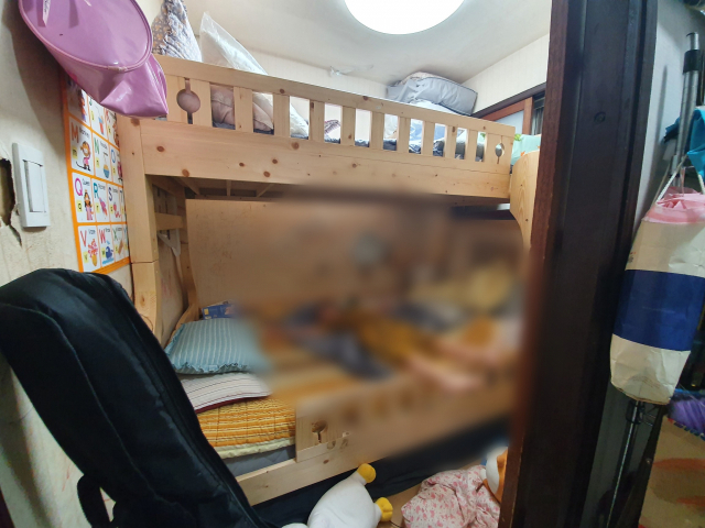수성구 황금동에 거주하는 한 주거 빈곤 가정 모습. 아동이 2층 침대에 누워 있다. 배주현 기자