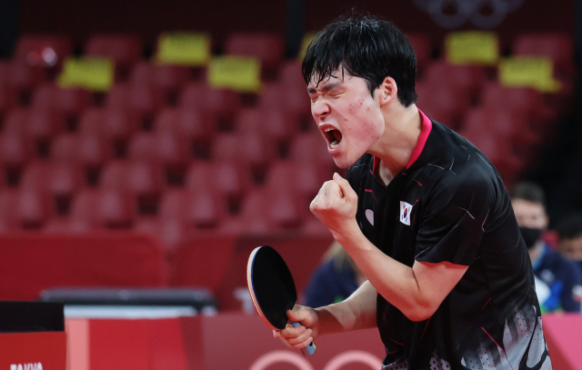 1일 일본 도쿄체육관에서 열린 도쿄올림픽 탁구 남자 단체전 한국과 슬로베니아의 16강전. 2경기에서 장우진이 요르기치를 상대로 득점 후 환호하고 있다. 연합뉴스