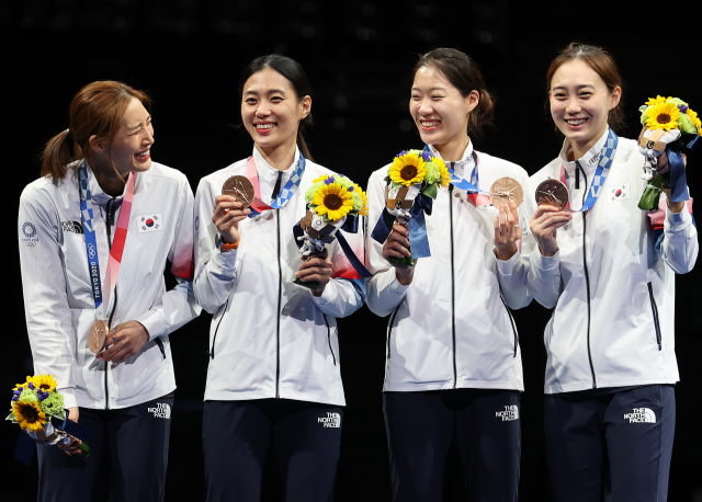 한국 여자 펜싱 샤브르 대표팀 (왼쪽부터) 최수연, 김지연, 서지연, 윤지수가 31일 일본 마쿠하리메세홀에서 열린 도쿄올림픽 펜싱 여자 샤브르 단체전에서 동메달을 획득한 뒤 시상대에 올라 메달을 들어 보이고 있다. 올림픽 여자 사브르 단체 종목에서 한국 대표팀이 메달을 딴 것은 이번이 처음이다. 연합뉴스
