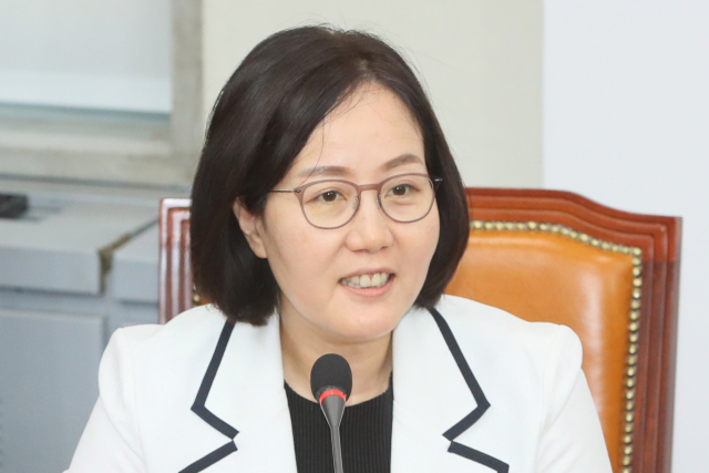 서울시가 서울도시주택공사(SH) 사장에 김현아 전 의원을 내정했다. 오세훈 시장은 지난달 5일 이날 김 전 의원을 SH 사장으로 내정하고 곧 시의회에 인사청문회 개최를 요청할 예정이다. 김 내정자는 가천대에서 도시계획학으로 학·석·박사학위를 받은 도시계획 전문가다. 연합뉴스