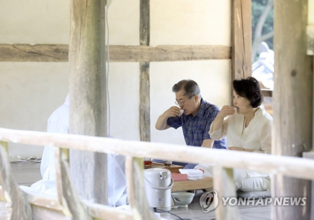 지난 2018년 7월 여름휴가차 경북 안동 봉정사를 찾은 문재인 대통령 내외. 연합뉴스