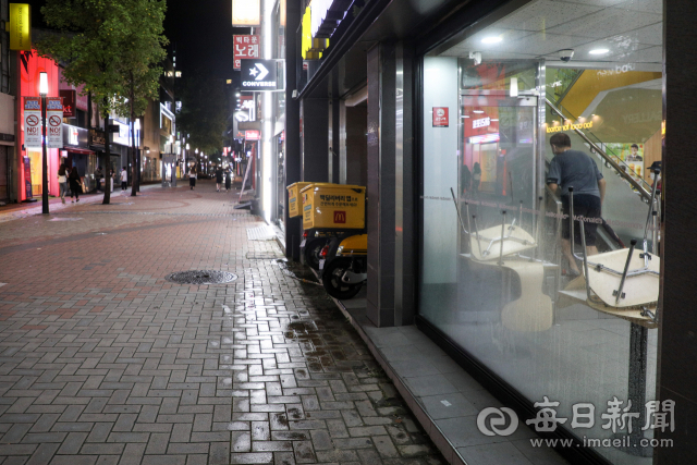대구에서 코로나19 신규 확진자가 급증해 일일 확진자 수가 세 자릿수를 넘었다. 4일 식당, 카페, 유흥시설 영업중단 시각인 밤 10시쯤 대구 중구 동성로가 한산한 모습을 보이고 있다. 우태욱 기자 woo@imaeil.com