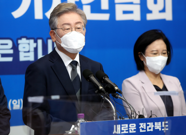 더불어민주당 이재명 대표, 더불어민주당 이수진 의원. 연합뉴스