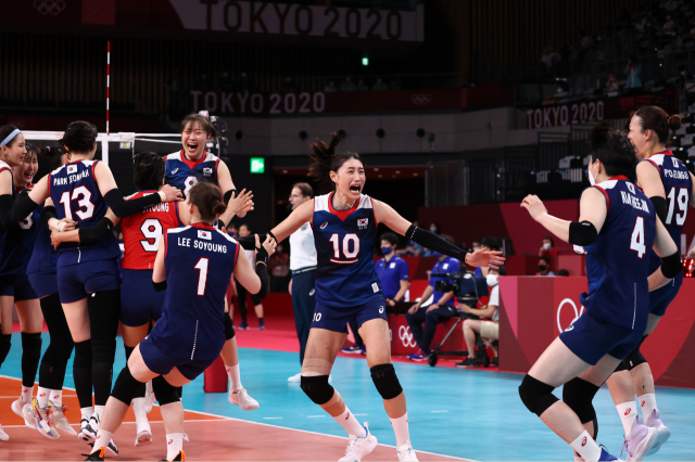 31일 일본 아리아케 아레나에서 열린 도쿄올림픽 여자 배구 A조 조별리그 한국과 일본의 경기. 경기 내 집중 견제를 받은 한국 김연경이 승리 후 기뻐하고 있다. 연합뉴스