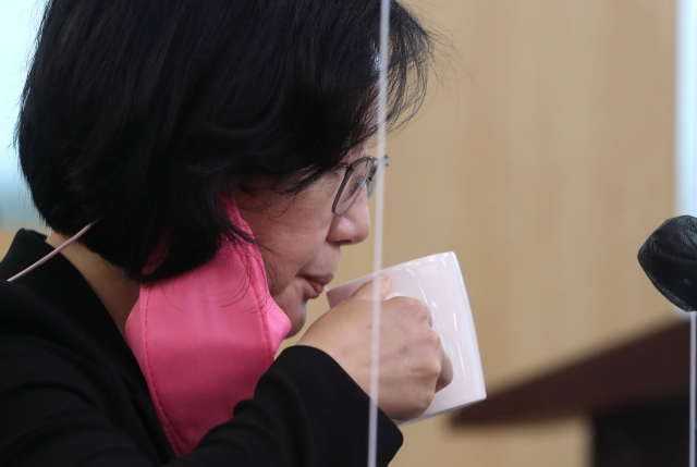 김현아 서울주택도시공사(SH) 사장 후보자가 27일 오전 서울 중구 서울시의회 별관에서 열린 인사청문회에서 물을 마시고 있다. 연합뉴스