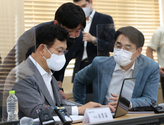 더불어민주당 송영길 대표(왼쪽)가 30일 서울 강남 LH서울지역본부에서 열린 LH 사전청약 종합점검 현장방문에서 사전청약 체험을 하고 있다. 오른쪽은 박용진 의원. 연합뉴스