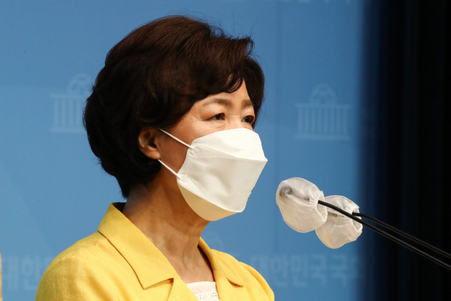 더불어민주당 추미애 대선 예비후보가 29일 오전 국회 소통관에서 
