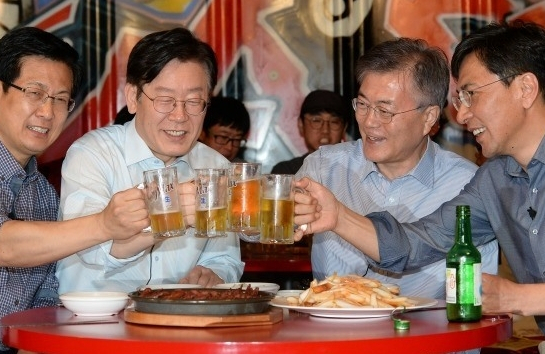2017년 4월 8일 당시 최성 고양시장, 이재명 성남시장, 문재인 더불어민주당 대선 후보, 안희정 충남도지사. 이준석 국민의힘 대표 페이스북