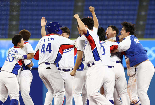 1일 일본 요코하마 스타디움에서 열린 도쿄올림픽 야구 한국과 도미니카공화국의 녹아웃 스테이지 경기. 9회말 2사 3루 상황에서 끝내기 안타를 친 김현수가 동료들과 환호하고 있다. 연합뉴스