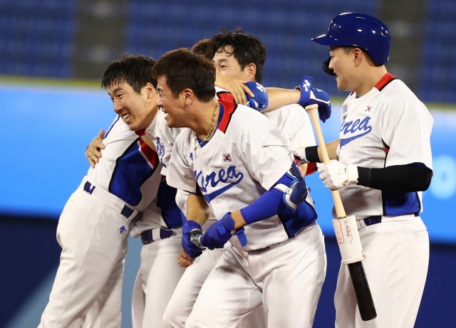 1일 일본 요코하마 스타디움에서 열린 도쿄올림픽 야구 한국과 도미니카공화국의 녹아웃 스테이지 경기. 9회말 2사 3루 상황에서 끝내기 안타를 친 김현수가 동료들과 환호하고 있다. 연합뉴스
