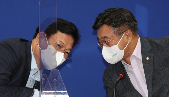 더불어민주당 송영길 대표(왼쪽)와 윤호중 원내대표가 지난 28일 오전 국회에서 열린 최고위원회의에서 대화하고 있다. 연합뉴스