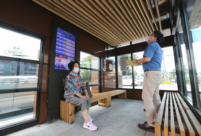 경주시립도서관 앞에 설치된 미세먼지 안심 시내버스 정류장 내부 모습. 경주시 제공