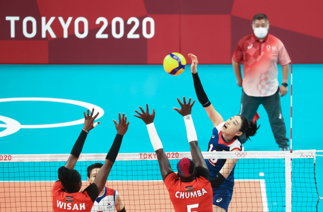 김연경이 지난 27일 아리아케 아레나에서 열린 도쿄올림픽 여자배구 예선전 한국-케냐 경기에서 강타를 때리고 있다. 연합뉴스DB