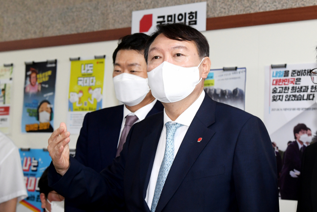 국민의힘 윤석열 대선 예비후보가 2일 오전 서울 여의도 국회에서 이 준석 당 대표와 김기현 원내대표 및 최고위원들을 예방한 뒤 취재진의 질문에 답하고 있다. 연합뉴스